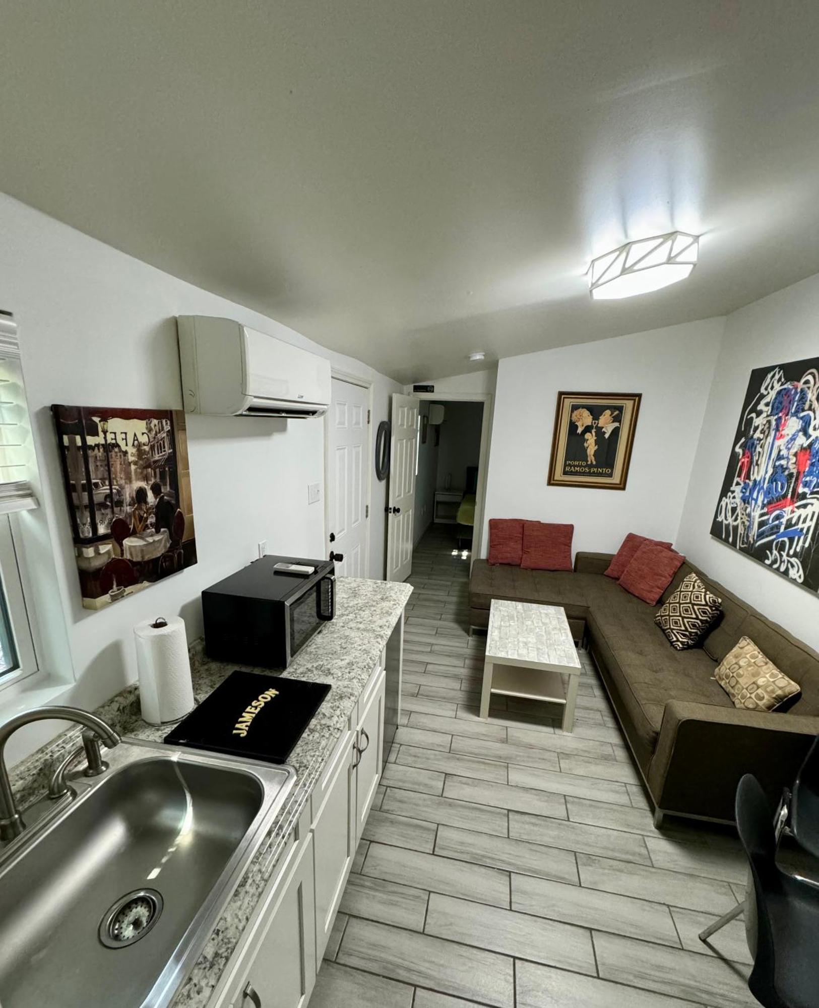 One Bedroom With Hot Tub 2 Blocks To Magazine Street Apartment